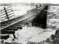 濁流で危険に瀕する手取川鉄橋